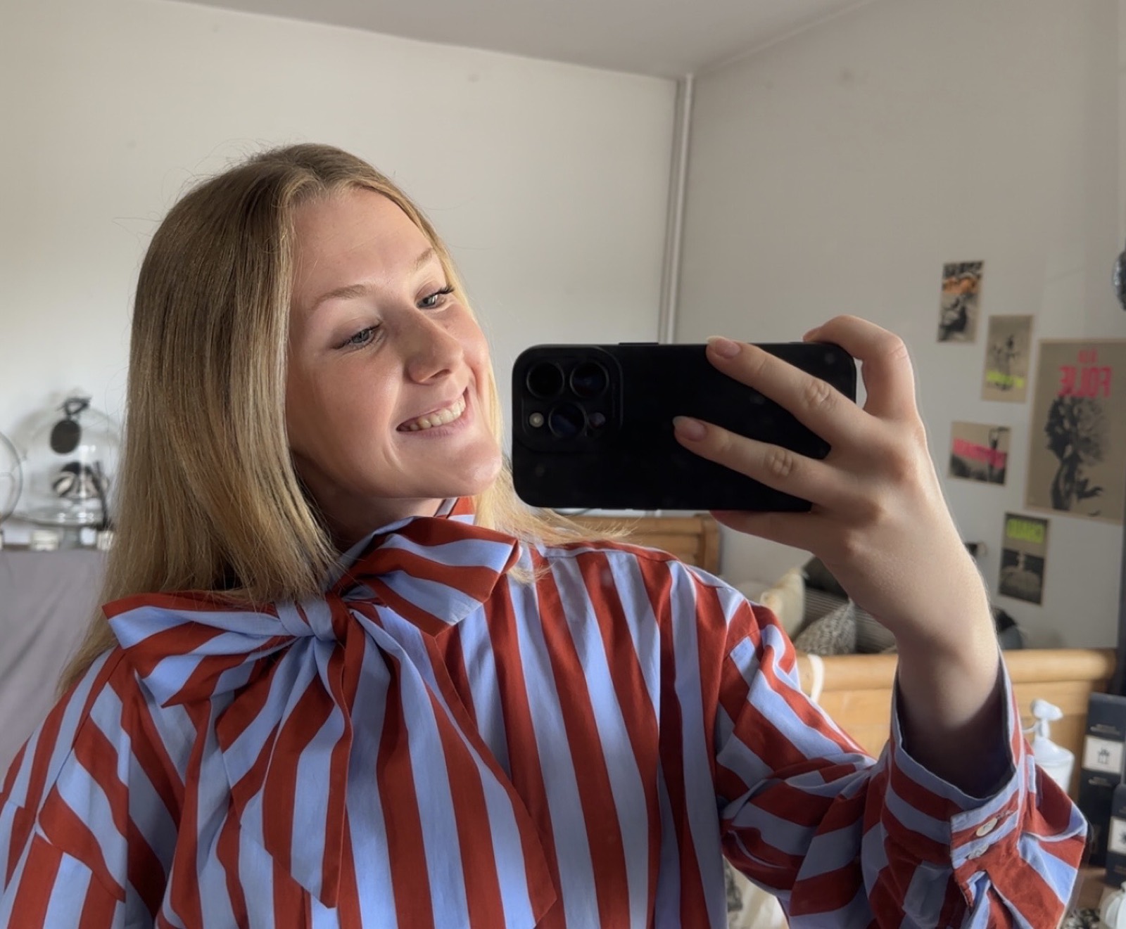 Inès se filme au téléphone devant un miroir